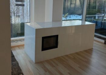 Taivo Kersna Võru lähistel asuvast tehasest tarnitud valgetest pottidest kahhelahi. Ehitatud funkstiilis elumajja lisaküttelahenduseks.