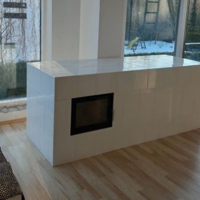 Taivo Kersna Võru lähistel asuvast tehasest tarnitud valgetest pottidest kahhelahi. Ehitatud funkstiilis elumajja lisaküttelahenduseks.